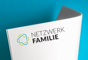 Das neue Logo von Netzwerk Familie. Das Symbol besteht aus zwei ineinander geflochtenen farbigen Pfeilen, welche einen Sechserstern bilden.
