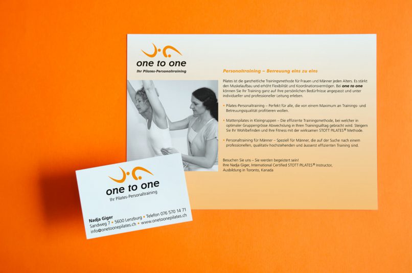 Flyer und Visitenkarte der Firma One to One. Auf dem Flyer ein Foto, rechts davon das Angebot. Im Hintergrund ein oranger Farbverlauf.